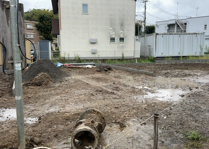 基礎パッキング工法とは、床下の換気確保のため基礎と土台の間に緩衝材を挟み込む工法です。土台の下に数十センチの間隔で設置されるため、全体的な隙間が生まれます。床下換気口に比べて高い通気性が確保されます。