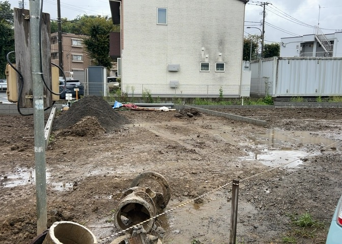 現地に行くなら、物件の周囲の地形がどうなっているかを見ることも大切です。周辺より低くなっている土地では、大雨などで水が集まりやすいため、地盤が弱くなっているということも考えられるため、注意が必要です。