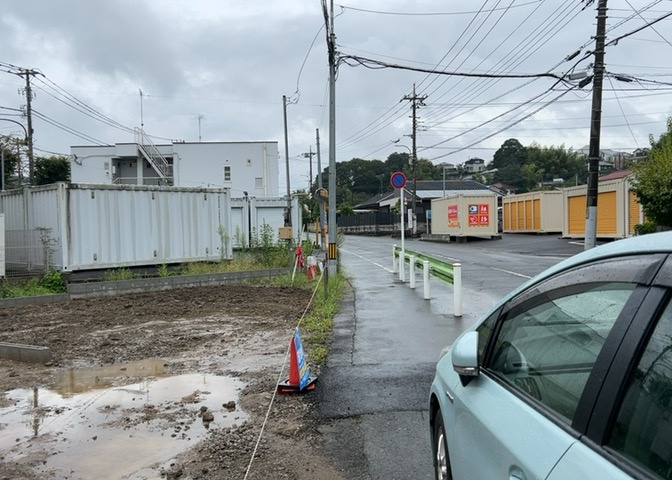 道幅が狭い場所は比較的土地の値段が低いことが多く、また交通量が少ないため騒音が少なく静かな環境で過ごせます。また、小さいお子様がいるご家庭も安心です。一方で車の駐車が難しいというデメリットもあります。