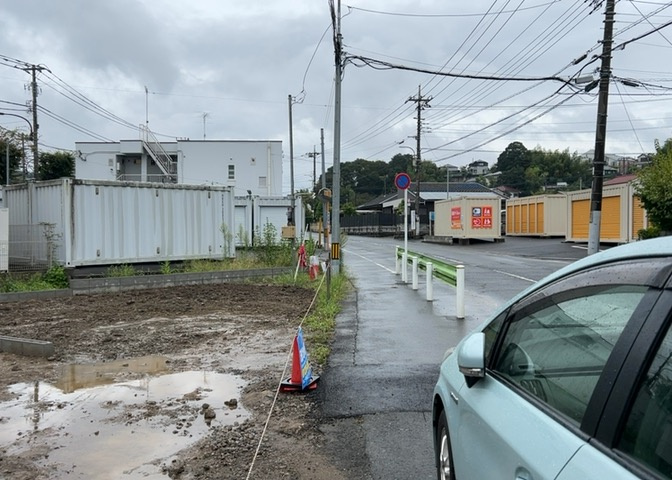 道幅が広い場所は日当たりや風通が良好です。幅が広いのですれ違いも可能ですし大きな車でも駐車可能！一方で、大型車が通ることも多くなるため交通量の増加により騒音に繋がります。また土地の値段が高くなります。