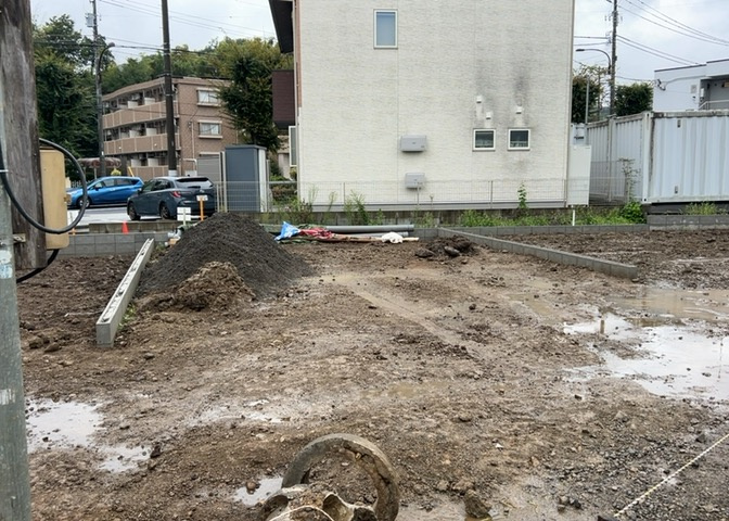 庭のある家に住むことのメリットとして、子どもたちの遊び場を確保できること、ガーデニングや家庭菜園を楽しめること、明るさを確保できることがあります。また、配置を工夫することでプライバシーが確保できます。