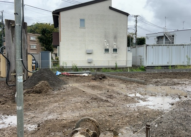 玄関は、狭すぎると複数人で使いにくく、広すぎても無駄な空間になりがちです。最低2畳を目安にして、家の広さとの兼ね合いや家族の人数を考慮して決めるとよいでしょう。現地を見学して快適な玄関を選びましょう！