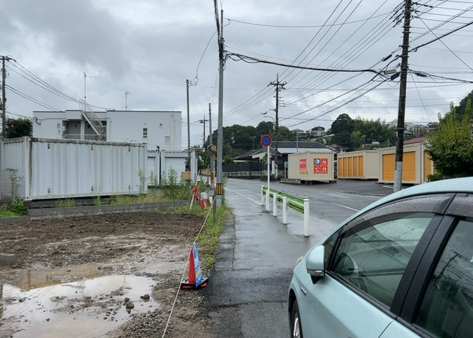 住宅用の土地では前面道路に2m以上接していなければならないと法律で定められています。しかし、お持ちの車のサイズやライフスタイルなどにより、2mでは利便が悪い場合もございますので、事前に確認しましょう。