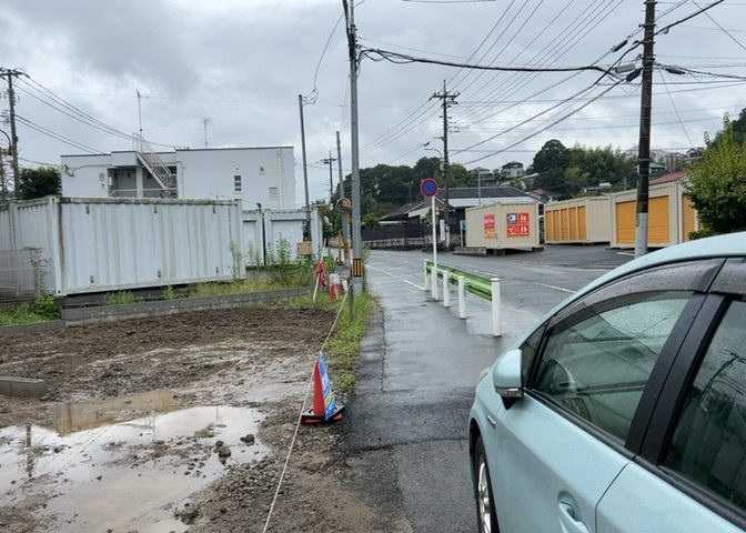 お持ちの車種によっては前面道路が広い方が便利でしょう。しかし、前面道路が広ければその分交通量が多くなるため、騒音などが気になる場合があります。実際に現地を見学し、周辺交通量や騒音などを確認しましょう！