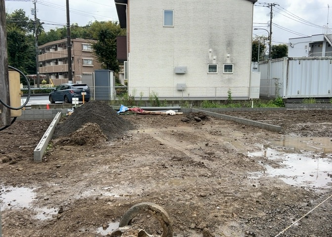 駐車場と明記されていても、最小スペースでつくられた駐車場だと大型車は駐車できなかったり、出入りしにくくなったりする可能性があります。お車のサイズと購入したい物件の駐車場のサイズを現地で確認しましょう。