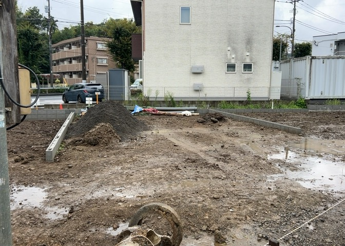 庭があることでガーデニングや家庭菜園はもちろん、こどもの遊び場やペットを放して遊ぶことができます。また、家の周囲に余裕があるということです。隣地との間があれば、十分な日当たりと、風通しが確保できます。