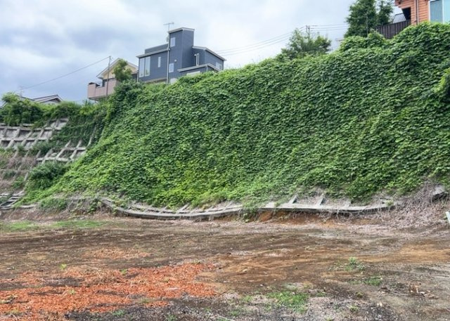 土地の形が極端に長細かったり、狭小地、あるいは道路との高低差がある傾斜地だった場合、後々売ろうとしても買い手がつかない場合もあります。後々、売却することになった時に価値の下がらない土地を選びましょう。