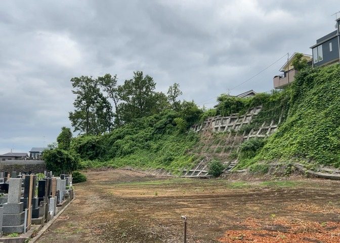土地の面積＝住宅面積ではありません。建ぺい率の問題などで、土地のある場所によって住宅を建てられる面積は限られています。高さもしかり、「土地」という言葉の中には、建築条件も含まれると考えておきましょう。