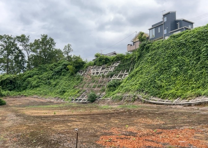 現地に行くなら、物件の周囲の地形がどうなっているかを見ることも大切です。周辺より低くなっている土地では、大雨などで水が集まりやすいため、地盤が弱くなっているということも考えられるため、注意が必要です。