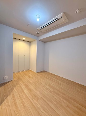 クローゼットを備えたシンプルなレイアウトの洋室です！お子様のお部屋やリモートワーク部屋にもぴったりです♪