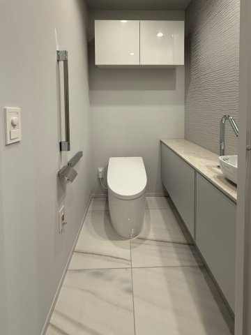 手洗いカウンターと吊戸棚を備えた高機能トイレです！スッキリとした清潔感のある空間で過ごせますね♪
