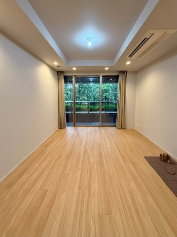 奥の窓から緑が覗く開放的なリビング空間です！奥行きがあり家具や家電をすっきりと配置していただけます！