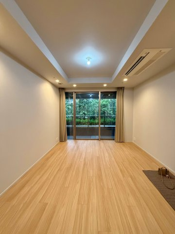 木の温もりが感じられるナチュラル調のリビングです！大きな窓からの採光に恵まれ心地よく寛げますね♪