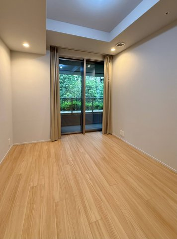 バルコニーに通じる窓から緑が見える心地よい洋室です！主寝室としてゆったり寛げる落ち着いた空間ですね♪