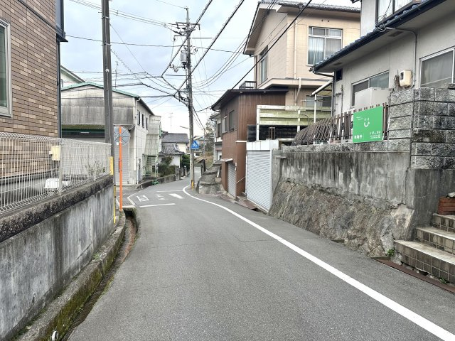 前面道路は幅員約4.3mの公道です。お車の運転に必要な広さがあります。最寄りの小学校まで徒歩3分と便利な立地。歴史と文化の街、尾道で家族みんなで造る理想の住まい！一生の思い出になりますね。