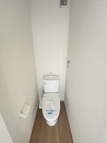 施工例。1階のトイレです。施工例は完成時と異なる場合があります。
