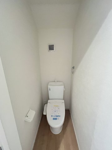 施工例。2階にもトイレです。施工例は完成時と異なる場合があります。