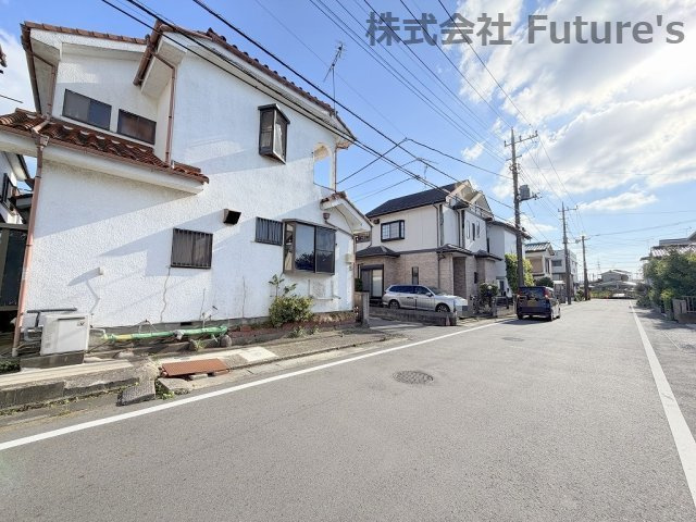 前面道路含む現地写真です。
