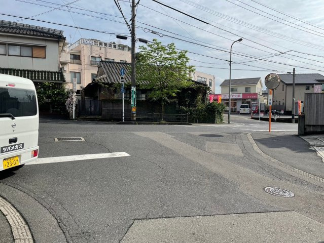 主要道路から1本入ってます。