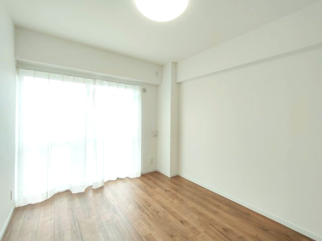 【洋室：5.0帖】　プレーンな空間を自分のスタイルに染める。いつまでも快適に暮せる住まいへ。