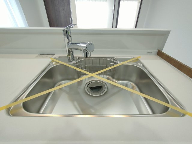 【シンク】　使いやすい広いシンク、3口コンロのシステムキッチンです。吊戸棚を備え、収納部分も充実しています。