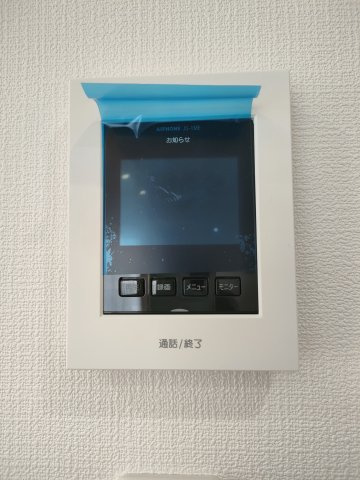 【TVモニター付きインターフォン】　来訪者を確認できるＴＶモニター付インターホンでセキュリティ面にも配慮。あると安心感があります。