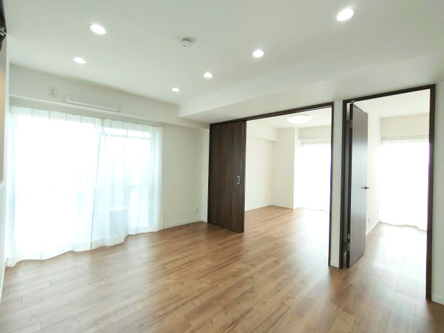 【リビング】　2面採光の明るいリビングは角部屋だからこその仕様です。明るいお部屋での生活は、ご家族をあたたかく包んでくれる優しいものなりそうです。