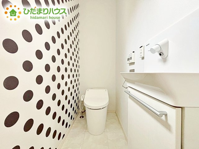 お洒落なアクセントクロス！手洗いスペースや収納完備でトイレを清潔に保つことができます。