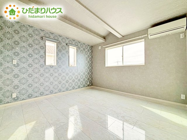 気品のある柄のアクセントクロス♪寝室をオシャレに演出してくれます！