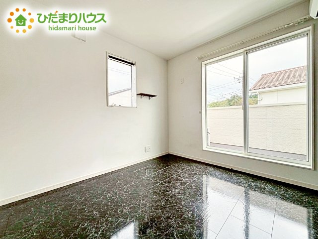 明るい日差しが降り注ぐお部屋に、居心地の良さを感じさせるコーディネ－ト。家具やカーテンでお気に入りのお部屋に♪