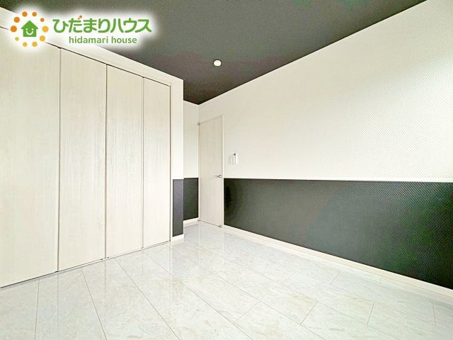 日当たりの良い2階洋室はお昼寝も心地よさそうですね♪