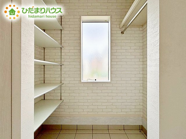 靴以外にもゴルフバックやベビーカーを置くことができ、　散らかりがちな玄関もスッキリします。