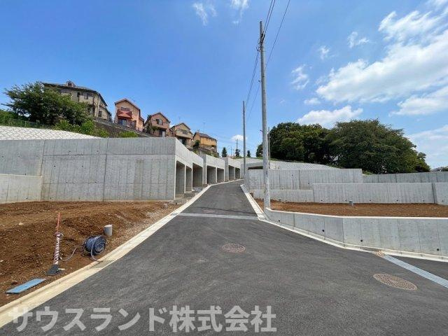 電柱や電線が視界を遮らないスッキリとした青空を満喫できる分譲地です！道路の舗装も美しくお子様と手を繋いでの歩行も安全に行えます。陽当たりも良好で毎日明るい気分でお出かけできる環境です！　　
