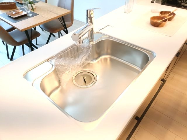【シンク】　食器洗いもはかどる広々としたシンク。