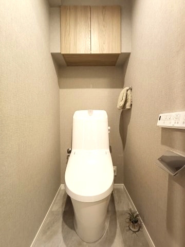 【トイレ】　洗浄機能付きトイレ。上部には収納付で、トイレットペーパー等、買い置きもしやすそうです。