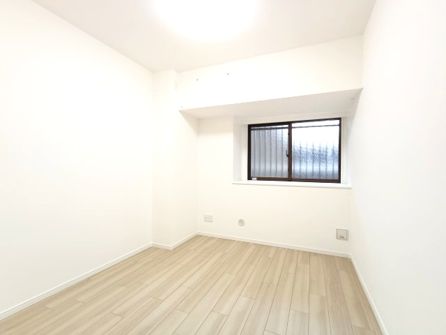 【洋室約6.1帖】　広々とした洋室。主寝室や子ども部屋にいかがでしょうか？
