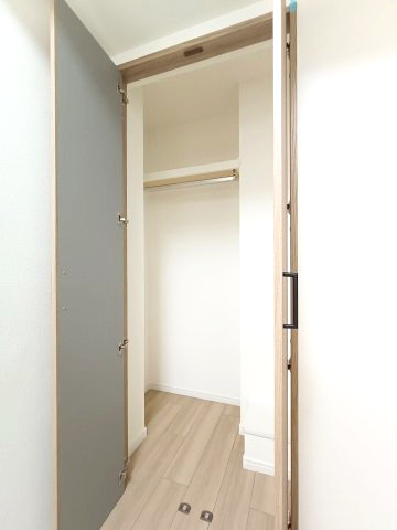 【洋室約6.0帖　収納】　収納も備わり、暮らしやすい空間がデザインされています。