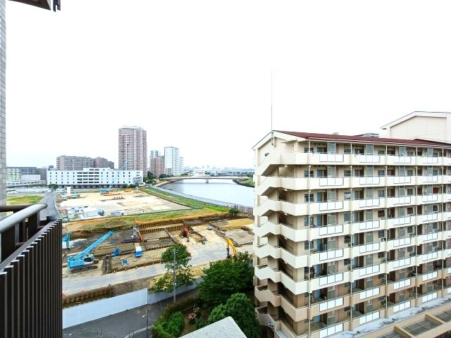 【眺望】　遮るものの少ない眺望です。家事やお仕事の合間に、外の空気を吸うのにぴったりです。