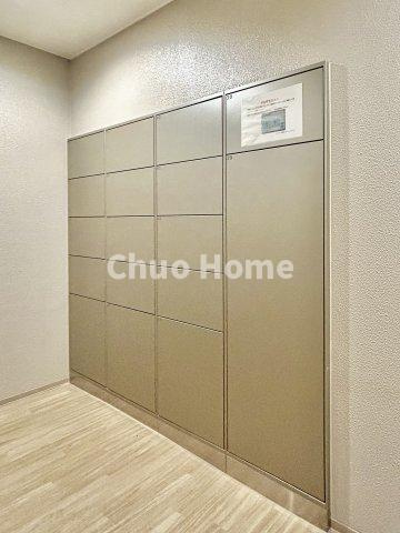 【宅配ボックス】在宅時・不在時に関わらず、居住者の代わりに非対面で宅配物を受け取ってくれる便利な設備です。わかりやすくご説明致しますので見学時にはお部屋だけではなく共用部分もぜひチェックしてください。