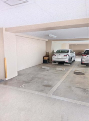 屋内平面駐車場付きです。ハイルーフ車も駐車可。サイズ制限が有りますので現地でご確認ください。