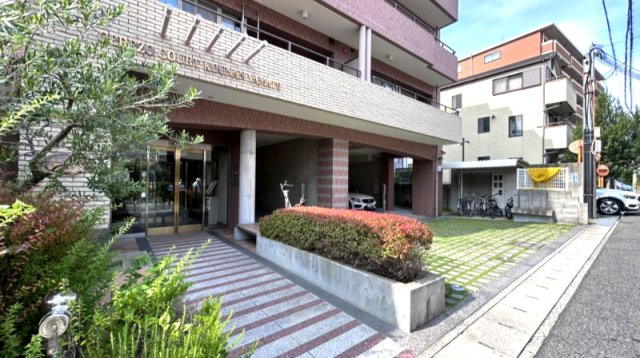 共有部であるエントランス、植栽がきれいに整えられています♪
