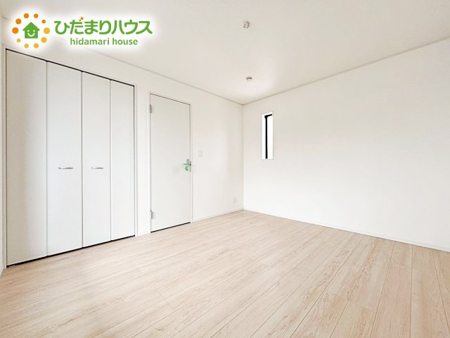 柔らかい陽光が差し込む明るいお部屋を演出する設計。彩光の取れる窓が気持ちの良いお部屋を創り上げます。