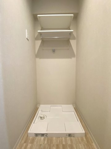 ランドリースペース　洗濯機置場周辺には洗剤等を置けるスペースがあり、毎日の洗濯作業も効率的に行える設計になっています。