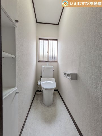 シンプルで清潔感のあるトイレ　窓付きで明るく、お掃除しやすいシンプルな空間♪