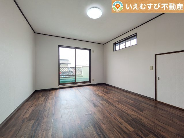 シンプルで明るいお部屋　2面採光で日当り良好！シンプルなお部屋なので自分で家具を選ぶのが楽しみですね！