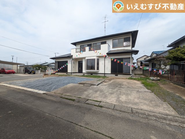 並列5台以上駐車可能なゆとりのカースペース　複数台車をお持ちでも、お友達が遊びに来てもゆとりの駐車スペース！