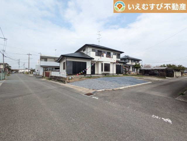 南西角地で開放的　ゆとりの広さの前面道路でお車の出し入れ楽々♪南西角地で日当り良好！