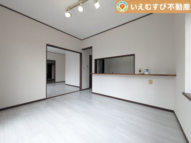 開放感と家族との距離感にこだわったＬＤＫ　採光たっぷりのリビングで休日には家族みんなでくつろげそうですね♪