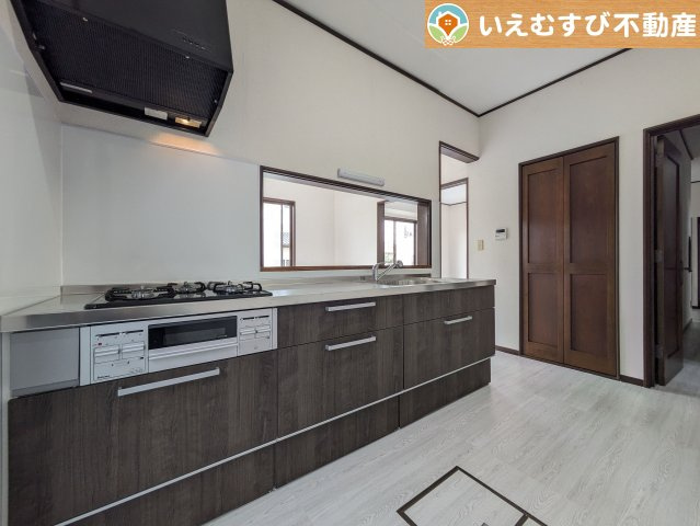 機能性収納性に溢れるキッチン。　収納もたっぷり付いていてすっきり片付く！毎日楽しくお料理が出来そうです！