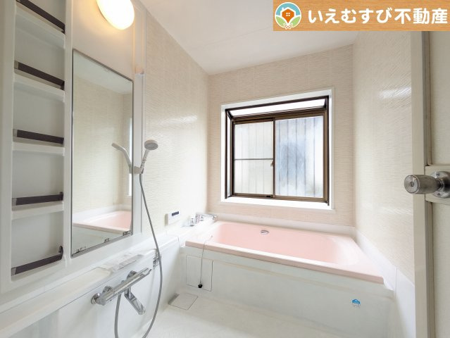 明るい色合いで落ち着きのある雰囲気　白基調なので清潔感があって明るく感じられます♪お子様と入るにもゆとりの広さ！